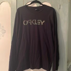 Like new Mens Oakley long sleeve tshirt size XL